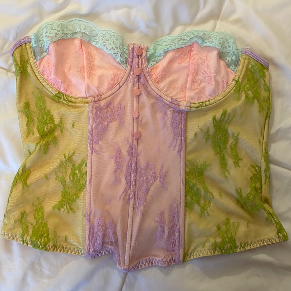 LARGE LACE CORSET STYLE VERY LOVELY